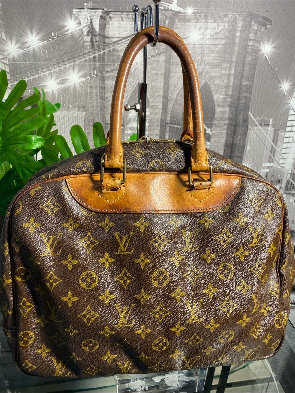 Authentic Louis Vuitton Deauville Monogram Boston Handbag - Picture 8 of 17